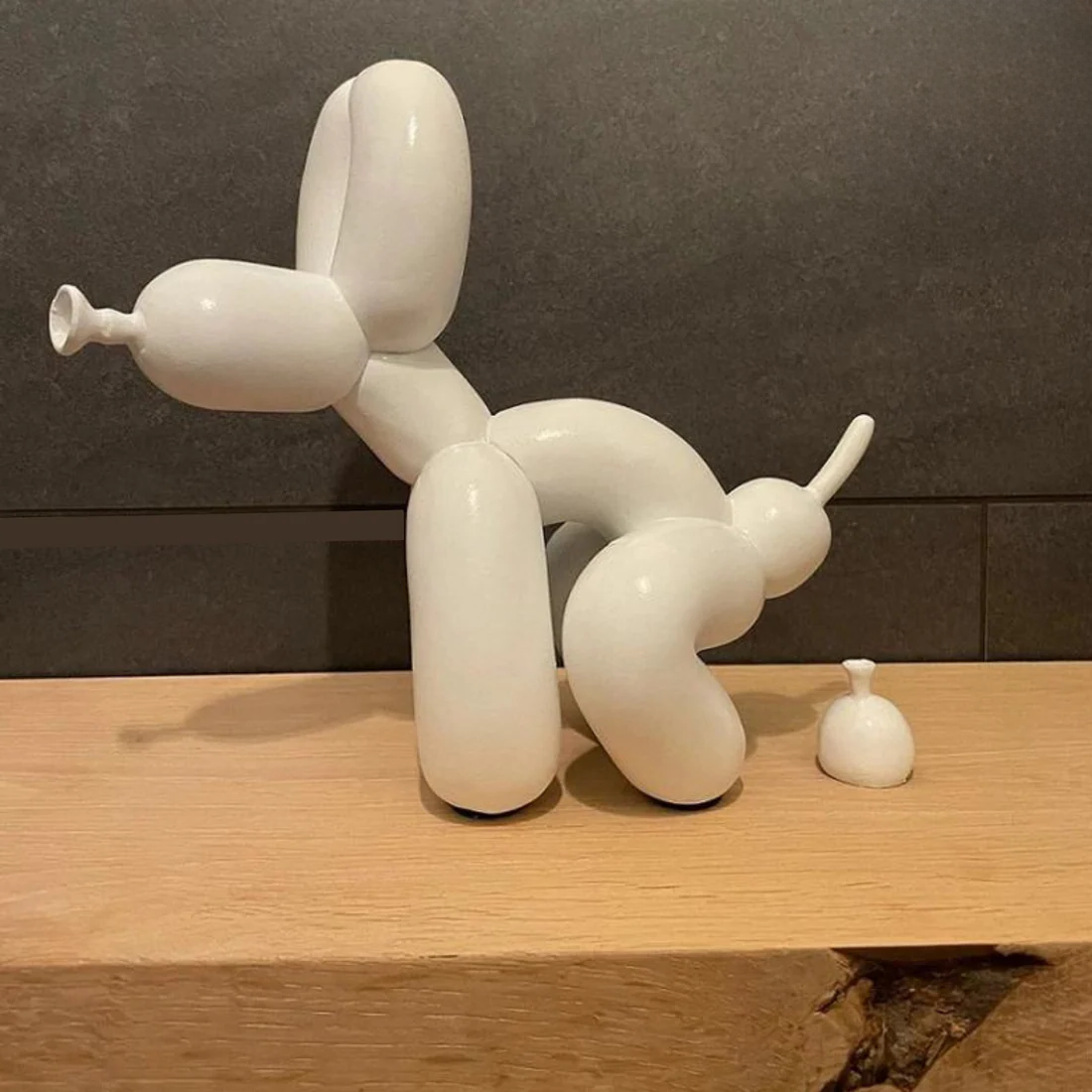 Balloon Bello - The dog that poops art